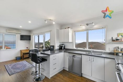 Photo of property in 8 Bennett Grove, Newlands, Wellington, 6037