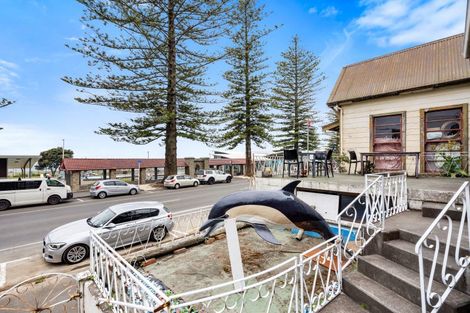 Photo of property in 33 Marine Parade, Bluff Hill, Napier, 4110