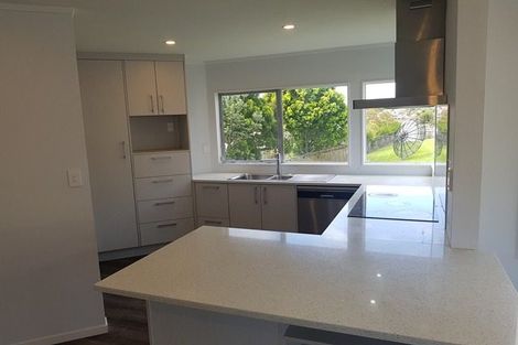 Photo of property in 60 Lagoon Way, West Harbour, Auckland, 0618
