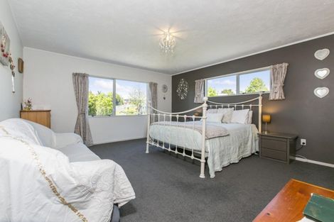 Photo of property in 1/104 Manhattan Heights, Glendene, Auckland, 0602