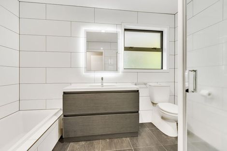 Photo of property in 2/16 Hillcrest Avenue, Hillcrest, Auckland, 0627