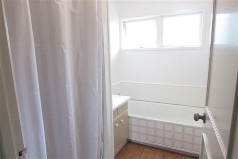 Photo of property in 4/649 Beach Road, Rothesay Bay, Auckland, 0630