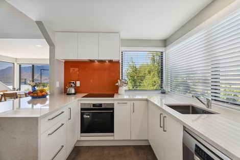 Photo of property in 7 Wynyard Crescent, Fernhill, Queenstown, 9300