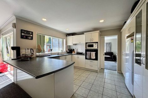 Photo of property in 12 Mellefont Close, East Tamaki Heights, Auckland, 2016