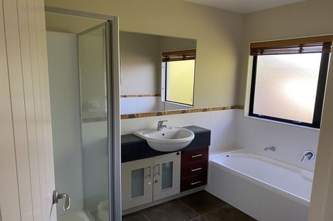 Photo of property in 2 Strundeen Close, Flat Bush, Auckland, 2016