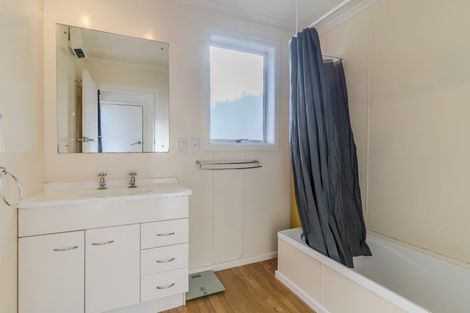 Photo of property in 2 Queen Street, Milton, 9220