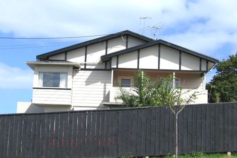 Photo of property in 19 Pupuke Road, Birkenhead, Auckland, 0627