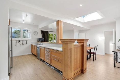 Photo of property in 15 Kingdale Road, Henderson, Auckland, 0610