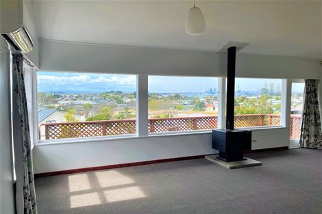 Photo of property in 16 Martin Crescent, Northcote, Auckland, 0627