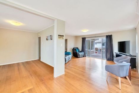 Photo of property in 2/64 Browns Bay Road, Rothesay Bay, Auckland, 0630