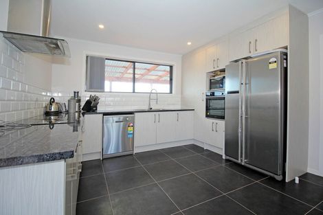 Photo of property in 9 Staverton Crescent, Mangere, Auckland, 2022