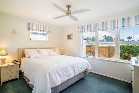 Photo of property in 33 Marsh Avenue, Forrest Hill, Auckland, 0620