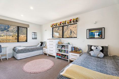 Photo of property in 28 Falconer Rise, Jacks Point, Queenstown, 9371