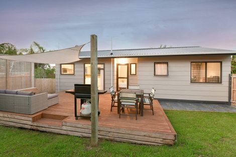 Photo of property in 15b Pacific Parade, Army Bay, Whangaparaoa, 0930