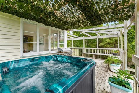 Photo of property in 2 Slater Road, South Head, Helensville, 0874