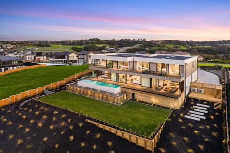 Photo of property in 15 Ridgelea Road, Long Bay, 0792