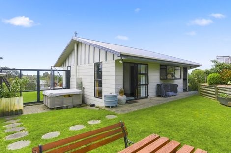 Photo of property in 2 Sunset Terrace, Waikanae Beach, Waikanae, 5036