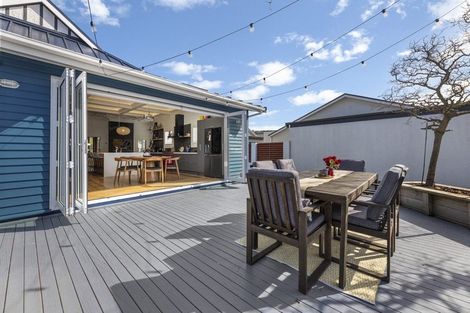 Photo of property in 127 Hargest Crescent, Saint Clair, Dunedin, 9012