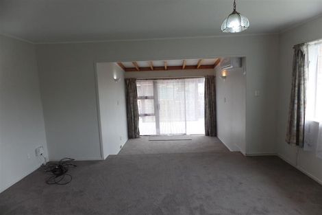 Photo of property in 2/15 Ballater Place, Highland Park, Auckland, 2010