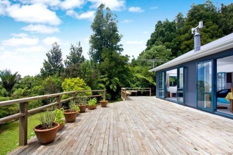 Photo of property in 553 Scenic Drive, Waiatarua, Auckland, 0612