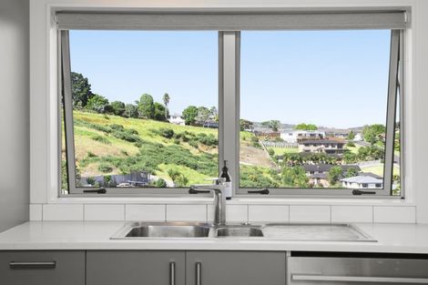 Photo of property in 18 Tokerau Crescent, Pukekohe, 2120