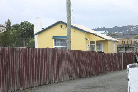 Photo of property in 39-41 Apu Crescent, Lyall Bay, Wellington, 6022