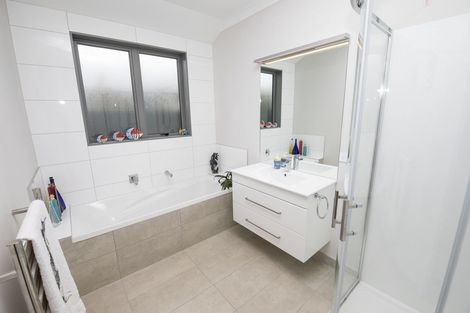 Photo of property in 50 Eriksen Road, Te Awa, Napier, 4110