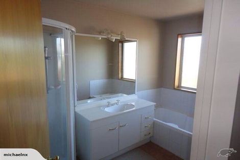 Photo of property in 94 Memorial Avenue, Ilam, Christchurch, 8053