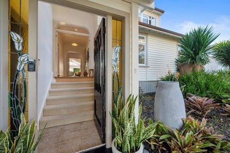 Photo of property in 8 Tiri Road, Milford, Auckland, 0620