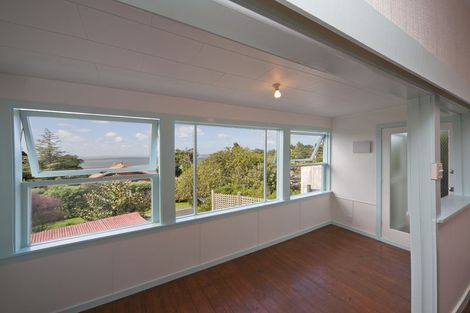 Photo of property in 15 Kauri Point Road, Laingholm, Auckland, 0604