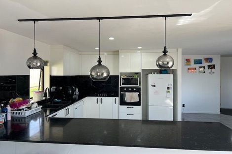 Photo of property in 17 Semillon Avenue, Henderson, Auckland, 0612