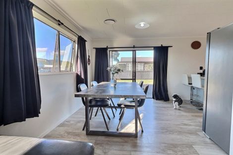 Photo of property in 18 Reeves Street, Waikanae Beach, Waikanae, 5036