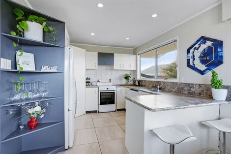 Photo of property in 9 Longbill Place, Glendene, Auckland, 0602