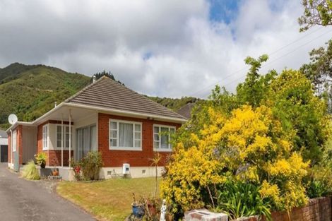 Photo of property in 5 Freyberg Street, Waterloo, Lower Hutt, 5011