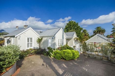 Photo of property in 17 Albert Road, Kelston, Auckland, 0602