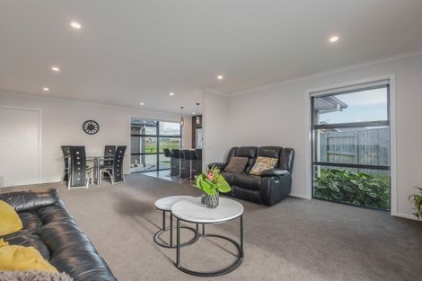 Photo of property in 90 Johnstone Drive, Fitzherbert, Palmerston North, 4410