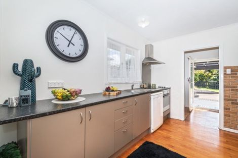 Photo of property in 6 Gill Avenue, Te Atatu Peninsula, Auckland, 0610