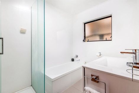 Photo of property in 2/16 Mistletoe Place, Browns Bay, Auckland, 0630