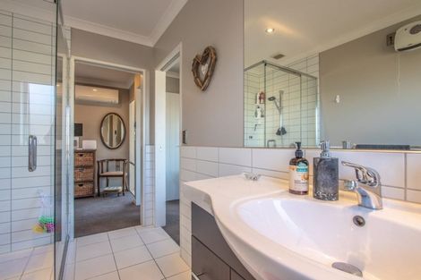 Photo of property in 17 Bluewater Place, Paraparaumu, 5032