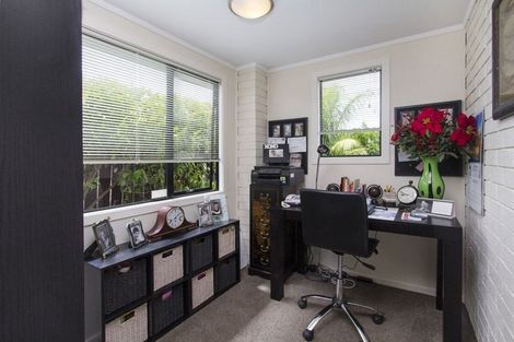 Photo of property in 1 Sheffield Place, Botany Downs, Auckland, 2010