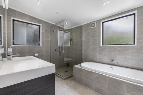 Photo of property in 2/24 Colonial Road, Birkenhead, Auckland, 0626