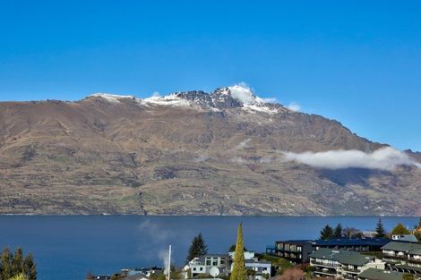 Photo of property in 70 Wynyard Crescent, Fernhill, Queenstown, 9300
