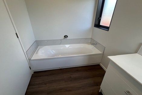 Photo of property in 2/12 Bradbury Road, Botany Downs, Auckland, 2010