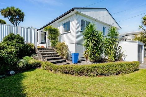 Photo of property in 40 Turakina Street, Merrilands, New Plymouth, 4312