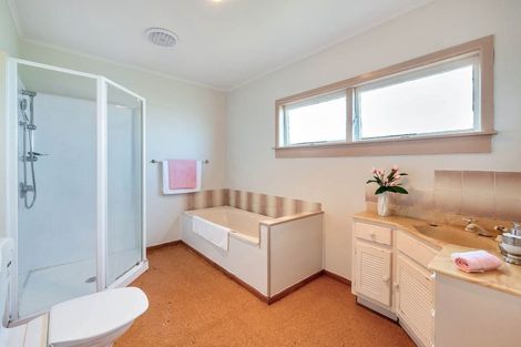 Photo of property in 14 Camelot Place, Glenfield, Auckland, 0629