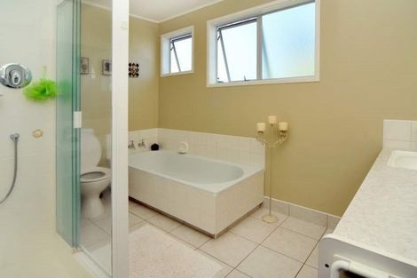 Photo of property in 49 Roys Road, Weymouth, Auckland, 2103
