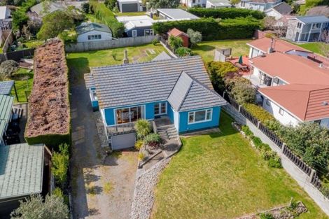 Photo of property in 35 Rangihiroa Street, Waikanae Beach, Waikanae, 5036