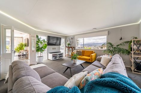 Photo of property in 32 King Charles Drive, Kingsley Heights, Upper Hutt, 5018