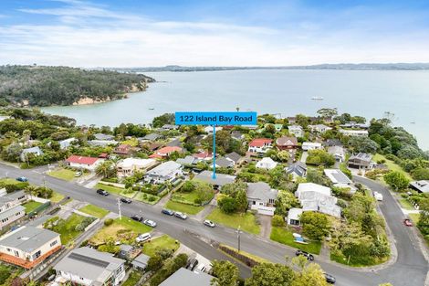 Photo of property in 122 Island Bay Road, Beach Haven, Auckland, 0626