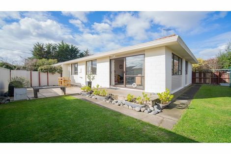 Photo of property in 2/323 Sawyers Arms Road, Bishopdale, Christchurch, 8053